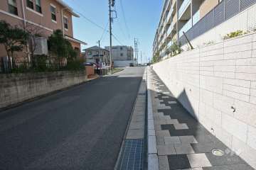 敷地南側の前面道路（東側から）