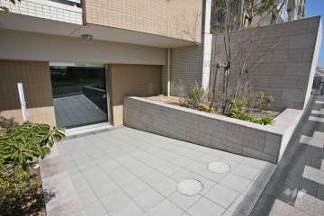 敷地内には植栽があり緑を感じられます。