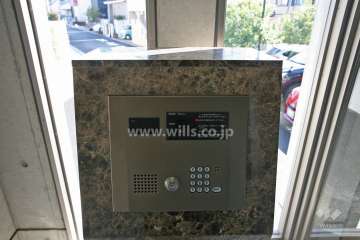 エントランスはオートロック付きです。