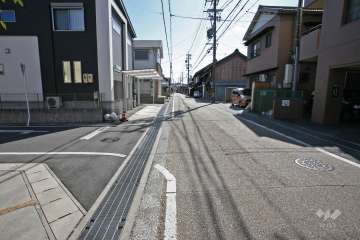 敷地東側の前面道路(北側から)