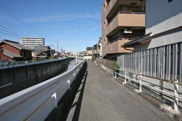 敷地西側は道を挟んで川に面しています。