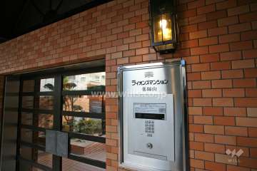 エントランスはオートロック付きです。