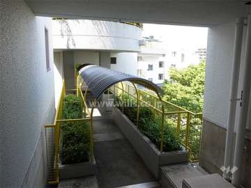 エレベーター棟と3番街F棟をつなぐ渡り廊下。両脇に植栽スペースが設けられています。