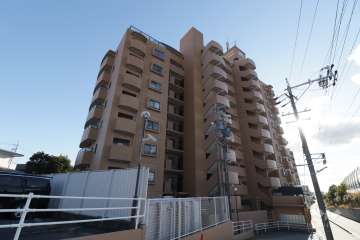 ライオンズマンション鳴丘壱番館の外観（北東側から）