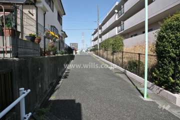 敷地西側の前面道路(北側から)