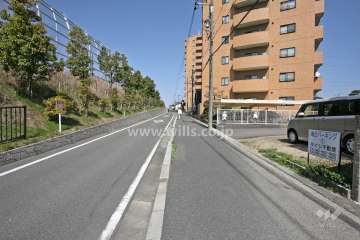 敷地西側の前面道路