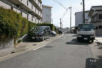 敷地南側の前面道路（西側から）