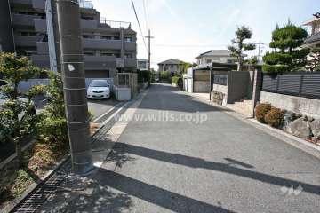 敷地西側の前面道路（北側から）