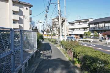 敷地北東側の前面道路(南東側から)