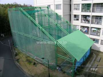 C棟の横にある敷地内のゴルフ練習場