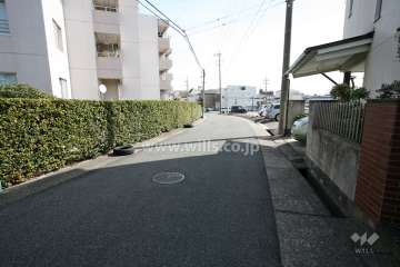 敷地南側の前面道路（西側から）