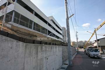 敷地北側の前面道路（東側から）