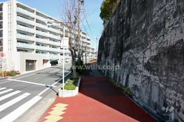 敷地南側の前面道路（東側から）