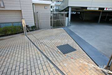 駐車場出入り口（ロボットゲート付き）
