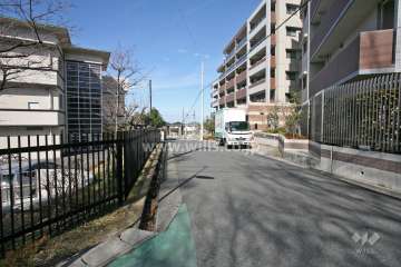 敷地西側の前面道路