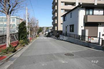 敷地西側の前面道路（南側から）