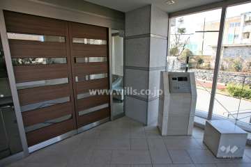 エントランスはオートロック付きです。