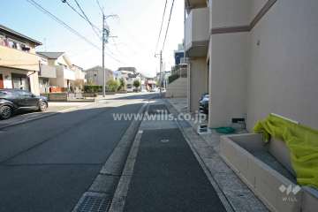 敷地北側の前面道路（北西側から）