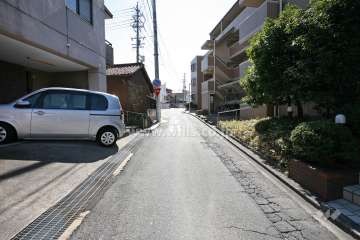 敷地北側の前面道路（西側から）