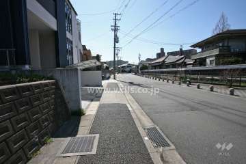 敷地東側の前面道路（北側から）
