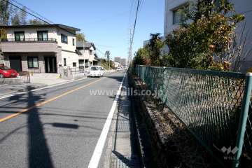 敷地西側の前面道路