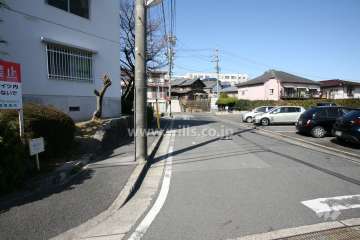 敷地北側の前面道路