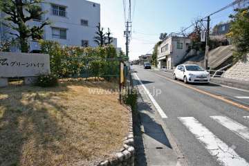 敷地西側の前面道路