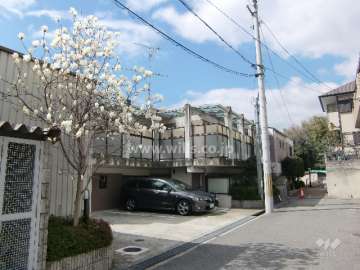 建物は低層3階建て。敷地は傾斜地です。