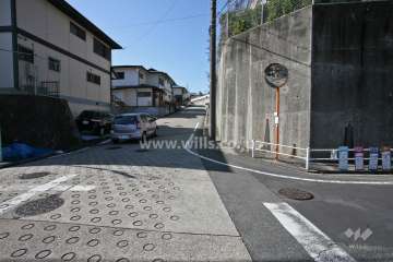 敷地南東側の前面道路(北東側から)