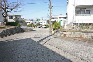 敷地西側の前面道路