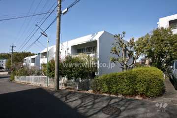 有松グリーンハイツ27号棟の外観(南側から)