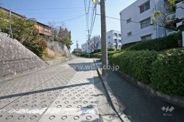 敷地北東側の前面道路(北西側から)