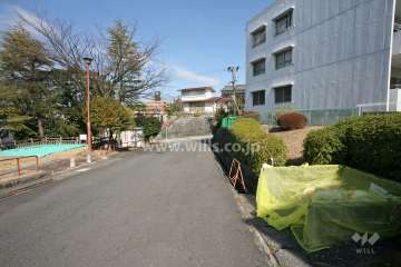 敷地北西側の前面道路(南西側から)