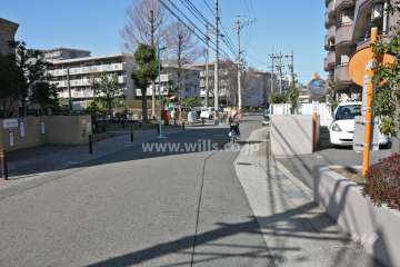 敷地北側の前面道路(東側から)