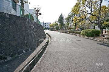 敷地西側の前面道路