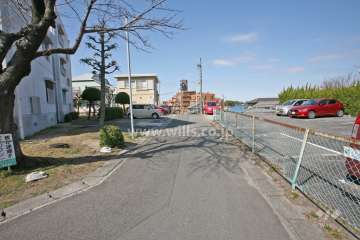 敷地北東側の前面道路(南東側から)