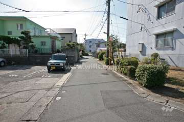 敷地東側の前面道路(北側から)
