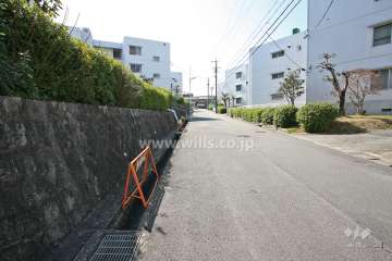 敷地西側の前面道路