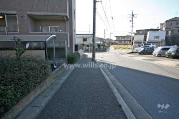 敷地南西側の前面道路（北東側から）