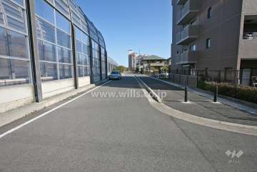 敷地西側の前面道路