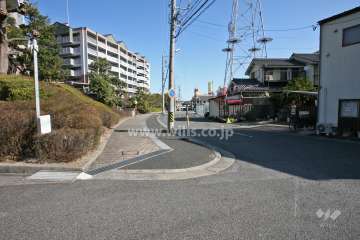敷地東側の前面道路(南側から)