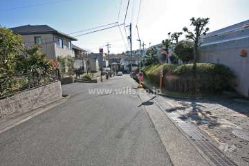 敷地北側の前面道路(西側から)