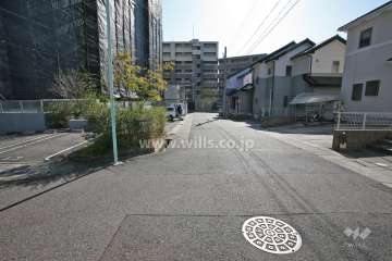 敷地南側の前面道路