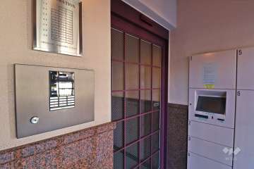 オートロックと案内板