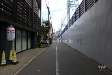 南側前面道路(西側から)