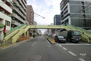 敷地南側の前面道路（淀川通り）は交通量が多いです。