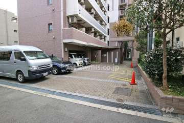 北棟のエントランスアプローチ