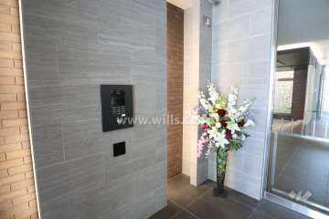 エントランスはオートロック付きです。