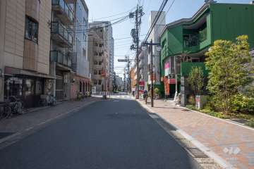 敷地南側の前面道路（東側から）