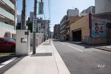敷地西側の前面道路（北側から）
